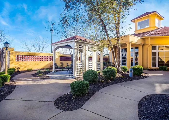 La Quinta By Wyndham St. Louis Westport